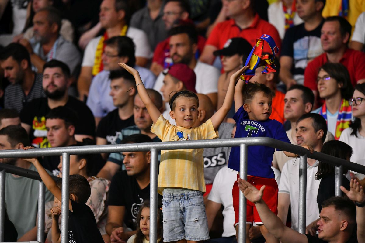 Discurs-manifest la pauza meciului FCSB - CFR Cluj: „În vremea în care ne luptăm pentru titulaturi, ne pierdem viitorul”