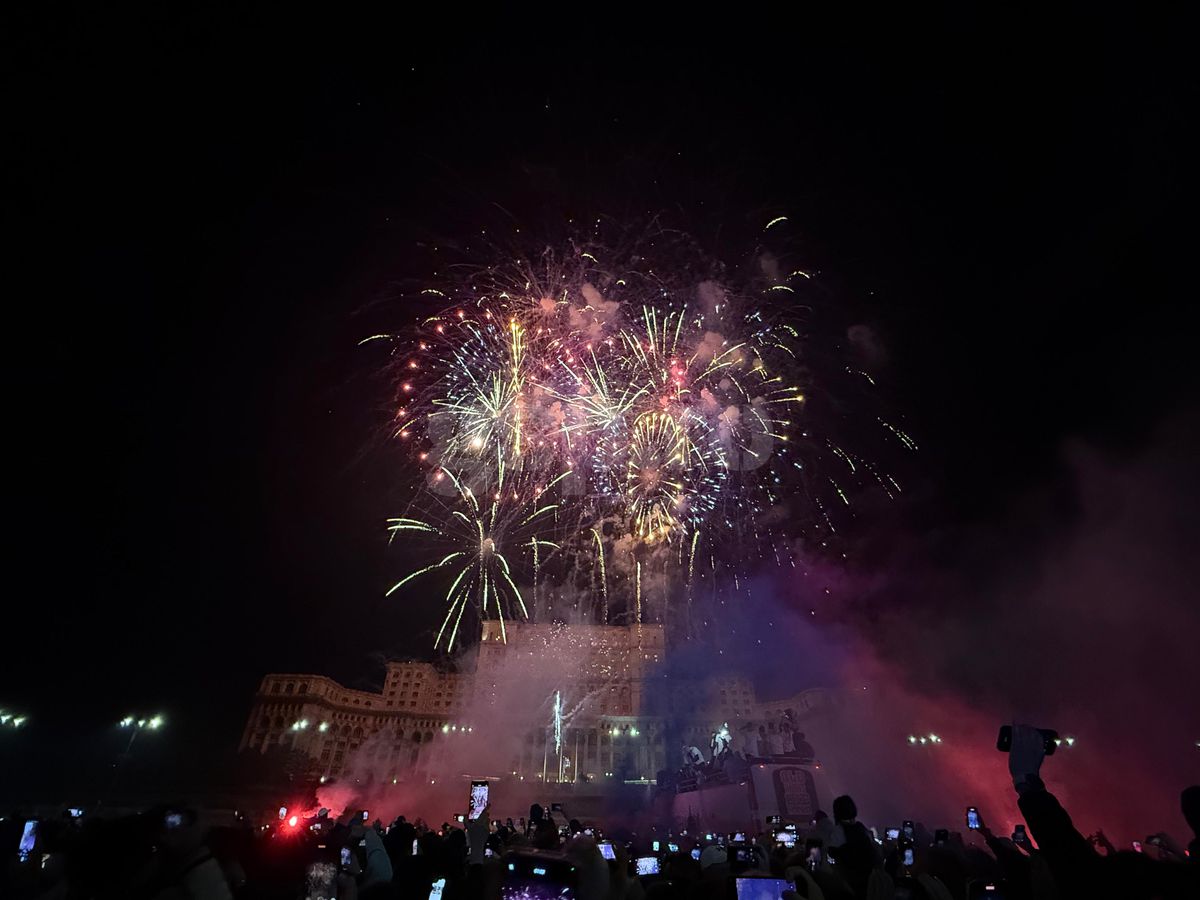 FCSB, torțe și artificii în Piața Constituției