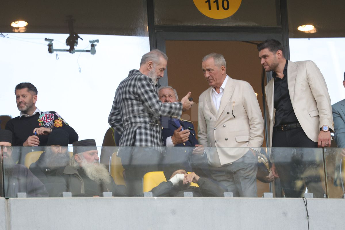 Imagini tari din loja FCSB » Interacțiune specială între Gigi Becali și copilașul lui Dawa