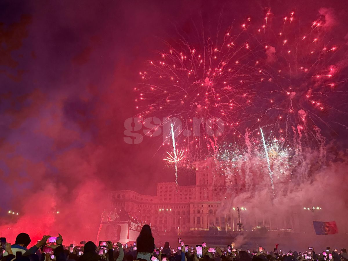 FCSB, torțe și artificii în Piața Constituției