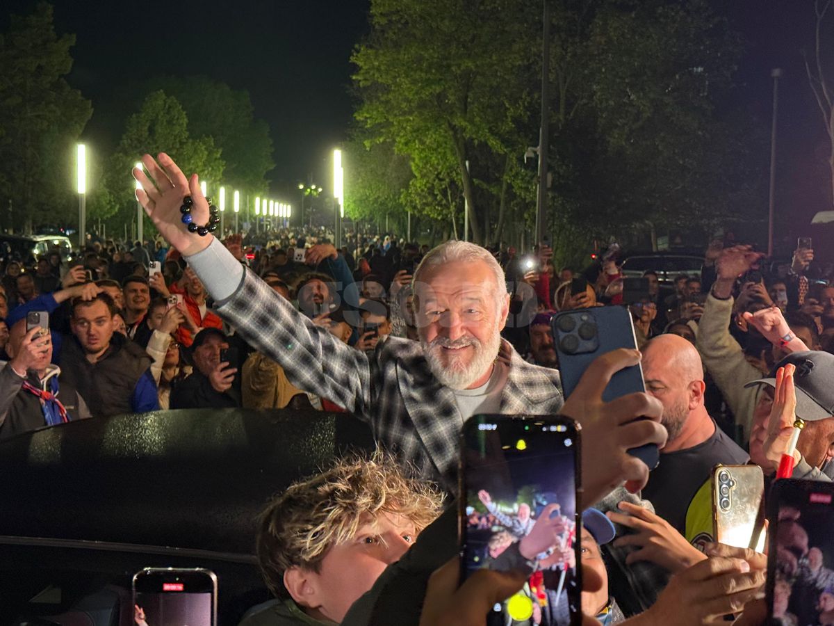 „Sus, nea Gigi!” » Imagini din alte vremuri la Arena Națională! Becali s-a urcat pe mașină