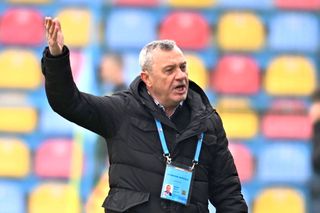 Mircea Rednic și-a anunțat plecarea de la UTA, după rușinea cu Gloria Buzău: „Am antrenat echipe cu ultrași adevărați, nu ca la Arad. Vă las să vă bateți la titlu!”