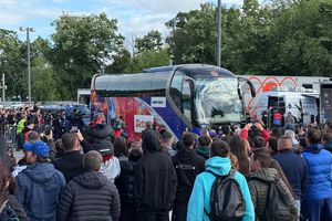 FCSB - Universitatea Craiova, fiesta roș-albastră din stadion până în Piața Constituției: echipele de start