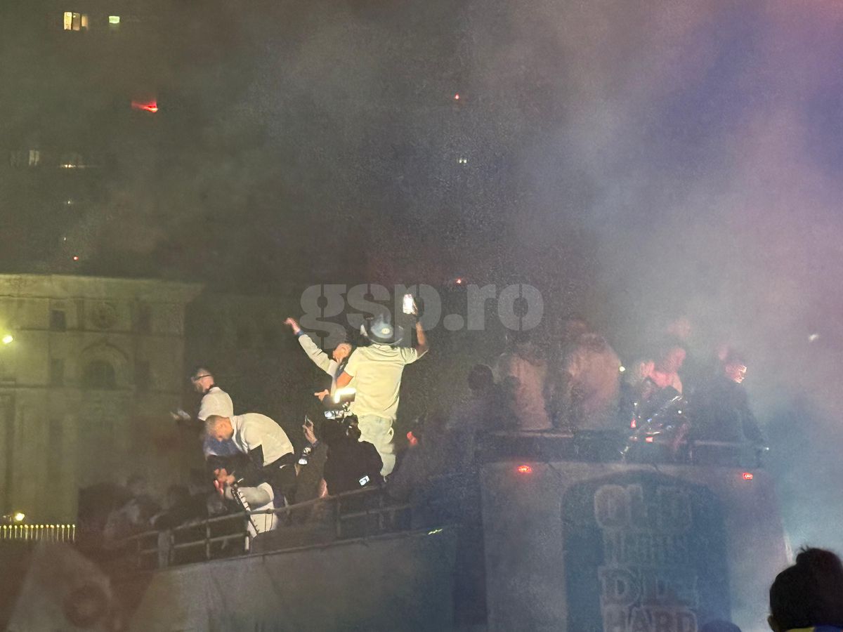 FCSB, torțe și artificii în Piața Constituției