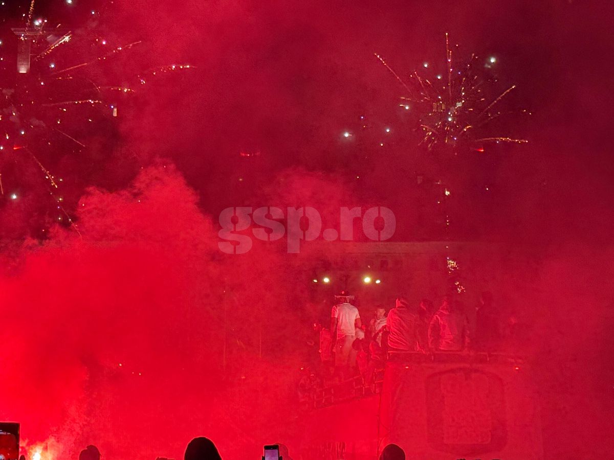FCSB, torțe și artificii în Piața Constituției