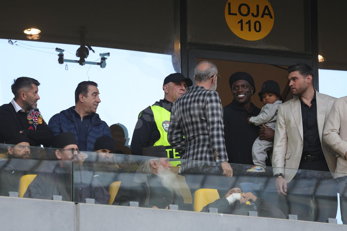 Imagini tari din loja FCSB » Interacțiune specială între Gigi Becali și copilașul lui Dawa