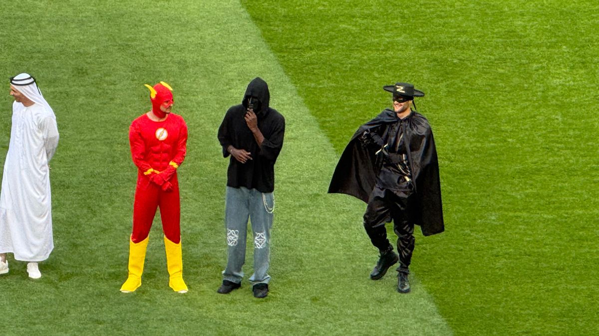 Jucătorii FCSB au venit deghizați în personaje din desenele animate, imagini de pe gazon