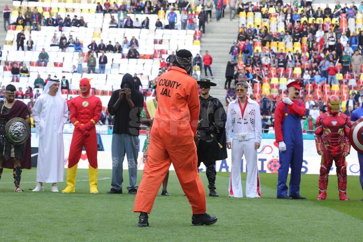 Campionii de la FCSB au venit deghizați în supereroi, iar Ilie Dumitrescu și-a ales costumația favorită: „Numărul 1 de departe!”