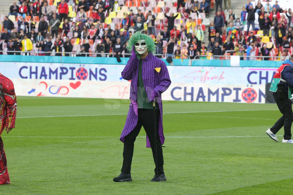 Campionii de la FCSB au venit deghizați în supereroi, iar Ilie Dumitrescu și-a ales costumația favorită: „Numărul 1 de departe!”