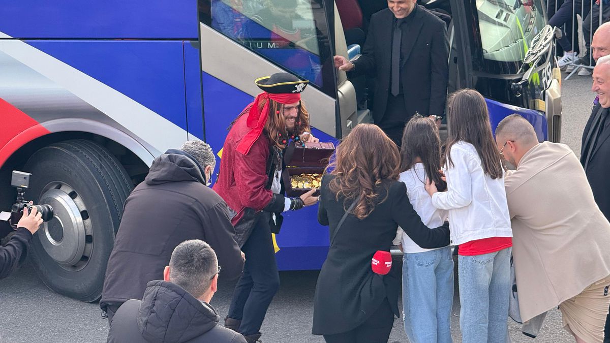 Reacție dinspre FRF, după ce roș-albaștrii s-au costumat pentru petrecerea de titlu: „Descătușare nervoasă”