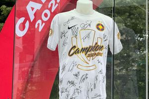 FCSB - Universitatea Craiova, fiesta roș-albastră din stadion până în Piața Constituției: toate detaliile în timp real din ziua în care campioana primește marele trofeu!