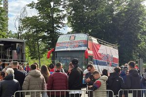 FCSB - Universitatea Craiova, fiesta roș-albastră din stadion până în Piața Constituției: toate detaliile în timp real din ziua în care campioana primește marele trofeu!
