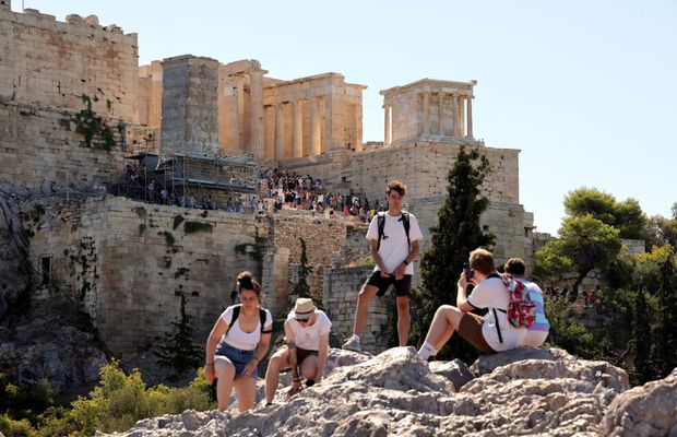 Scandal monstru la Atena » Autoritățile elene vor să dea în judecată renumitul producător de echipament sportiv: „E un spectacol sălbatic, dezgustător și ilegal!”