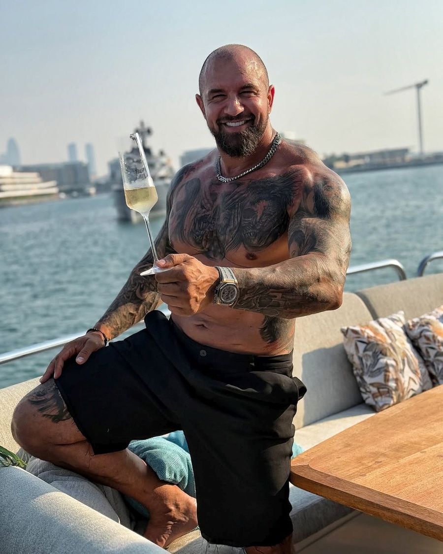 Contre dure în tabloide între Dan Alexa și presupusul amant al soției: „Bărbăția nu se cântărește în masă musculară”
