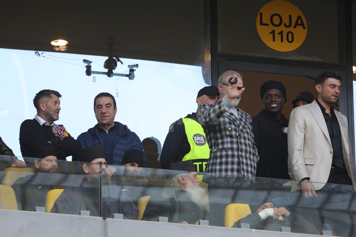 Imagini tari din loja FCSB » Interacțiune specială între Gigi Becali și copilașul lui Dawa