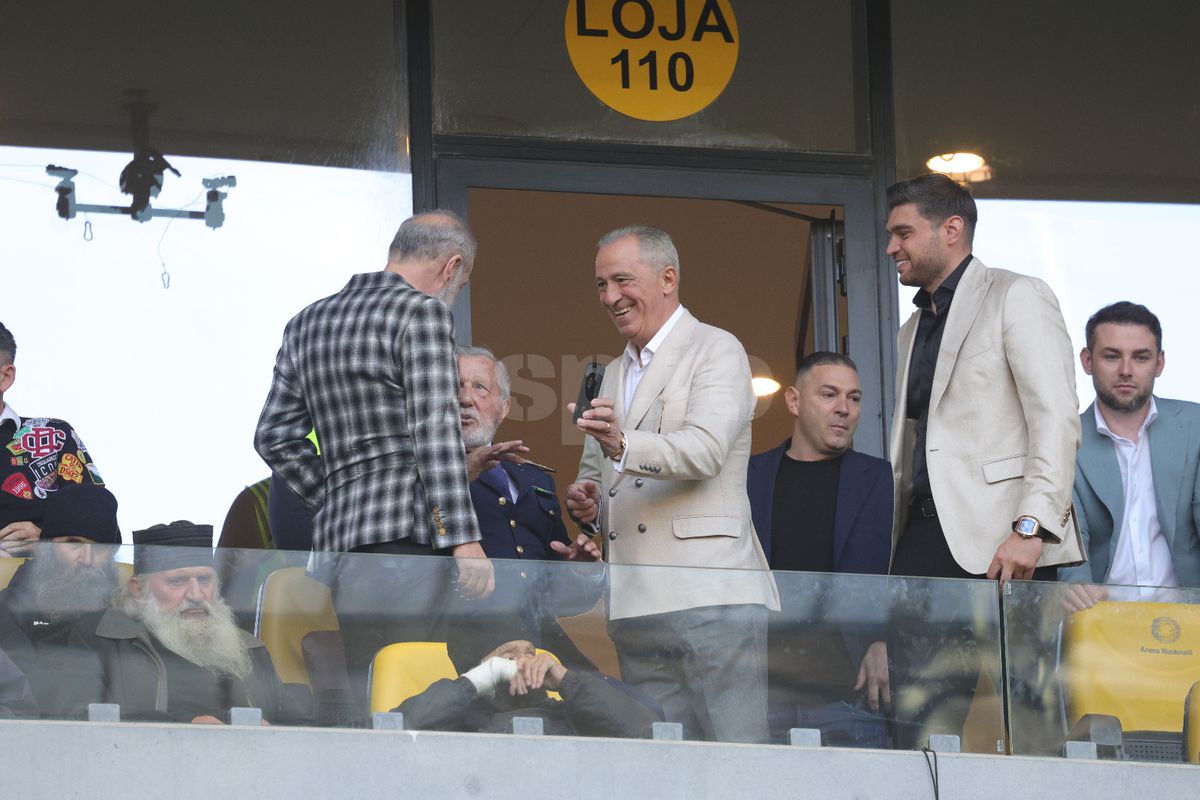 Imagini tari din loja FCSB » Interacțiune specială între Gigi Becali și copilașul lui Dawa