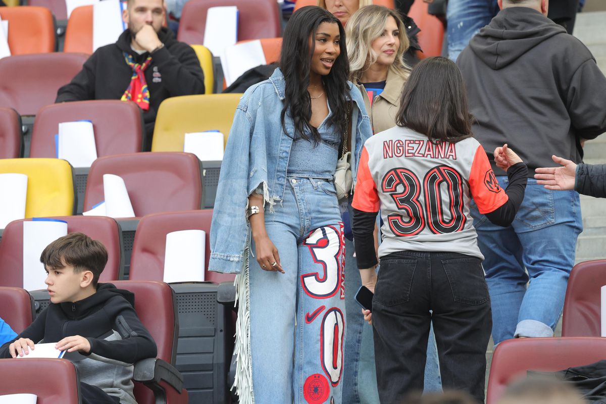 Soția lui Ngezana, vestimentație cu un detaliu inedit la FCSB - Universitatea Craiova