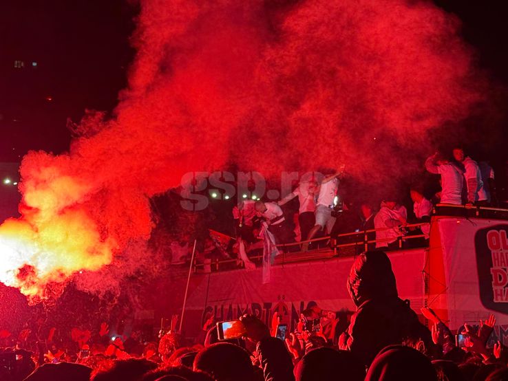 Petrecere și foc de artificii în Piața Constituției. FCSB, campioană Superligă 2024-2025. Foto: Sergiu Alexandru (GSP.RO)