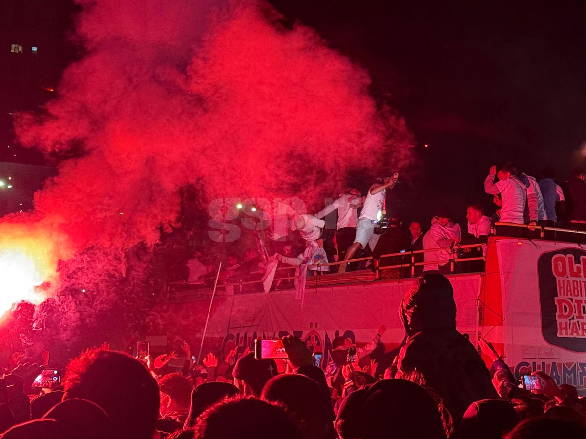 FCSB, torțe și artificii în Piața Constituției