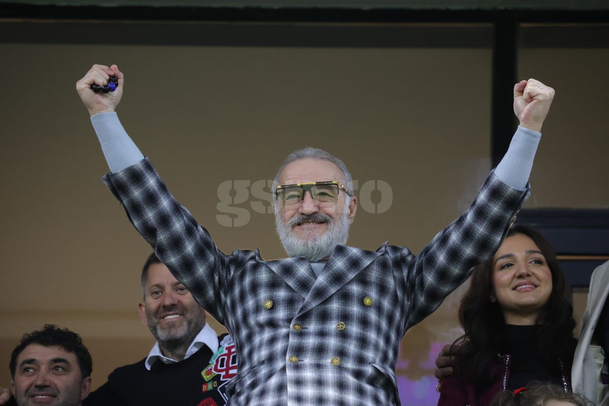 „Sus, nea Gigi!” » Imagini din alte vremuri la Arena Națională! Becali s-a urcat pe mașină