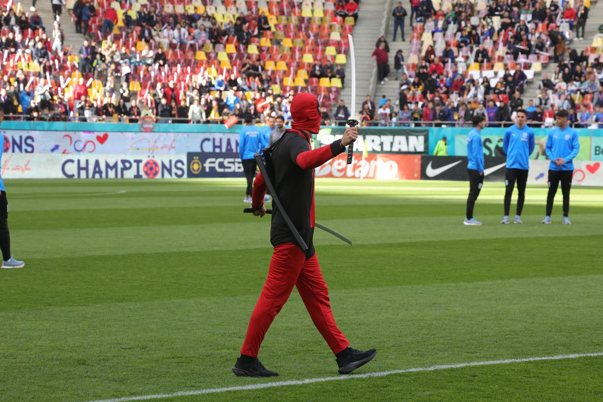 Jucătorii FCSB au venit deghizați în personaje din desenele animate, imagini de pe gazon