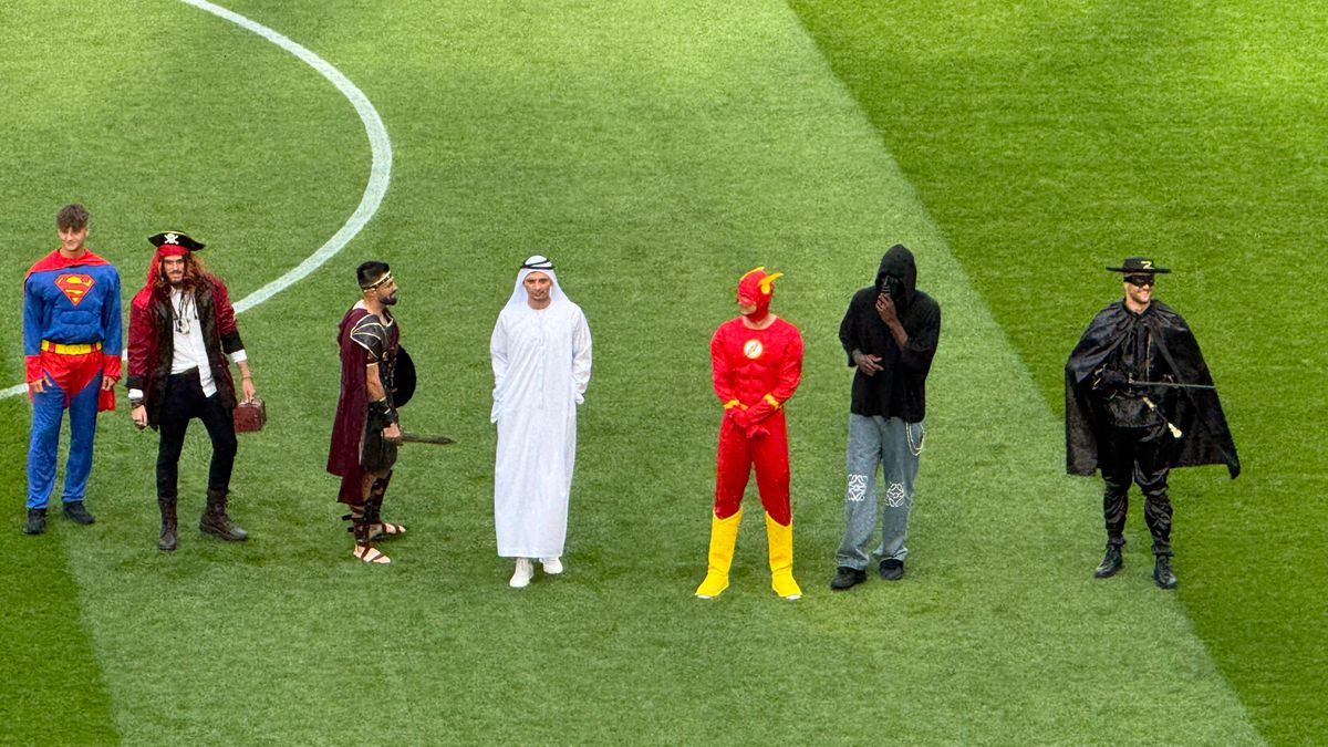 Jucătorii FCSB au venit deghizați în personaje din desenele animate, imagini de pe gazon