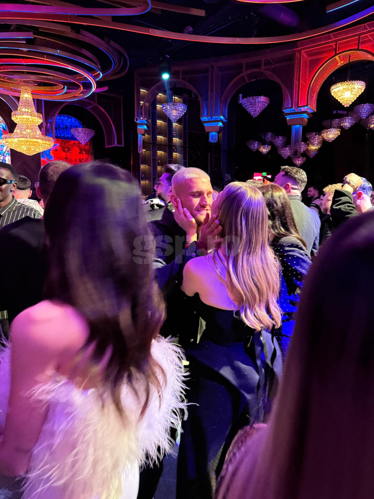 FCSB s-a mutat în club » Petrecere dezlănțuită a campionilor: imagini senzaționale cu MM, Chiricheș, Pintilii și Elias