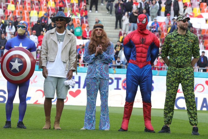 GALERIE FOTO Campionii de la FCSB au venit deghizați în supereroi, iar Ilie Dumitrescu și-a ales costumația favorită: „Numărul 1 de departe!”