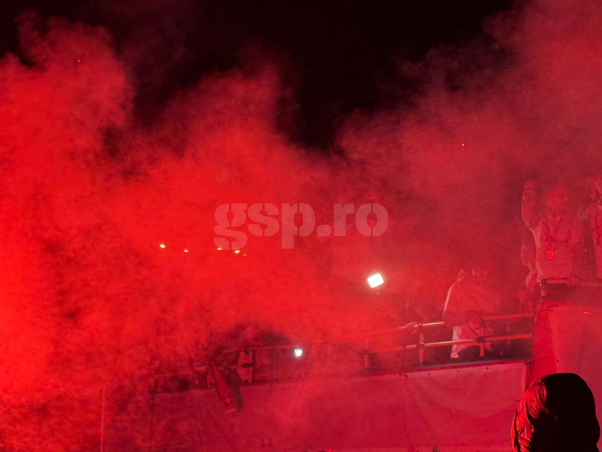 FCSB, torțe și artificii în Piața Constituției