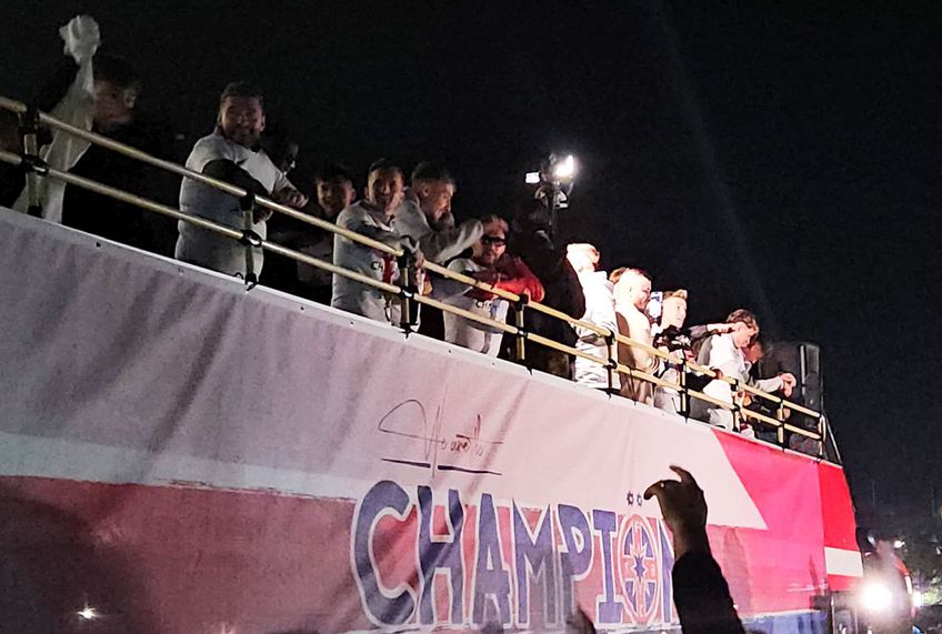 LIVE FCSB, de la stadion spre Piața Constituției » Campionii, dezlănțuiți: imagini senzaționale din autocar