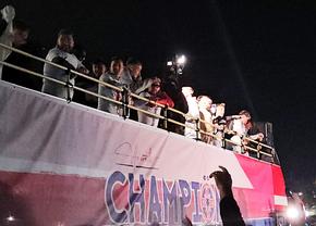 FCSB, de la stadion spre Piața Constituției » Campionii, dezlănțuiți: imagini senzaționale din autocar