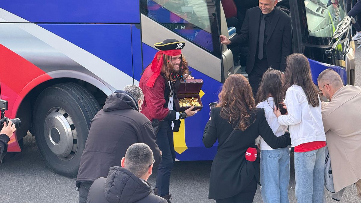 Reacție dinspre FRF, după ce roș-albaștrii s-au costumat pentru petrecerea de titlu: „Descătușare nervoasă”