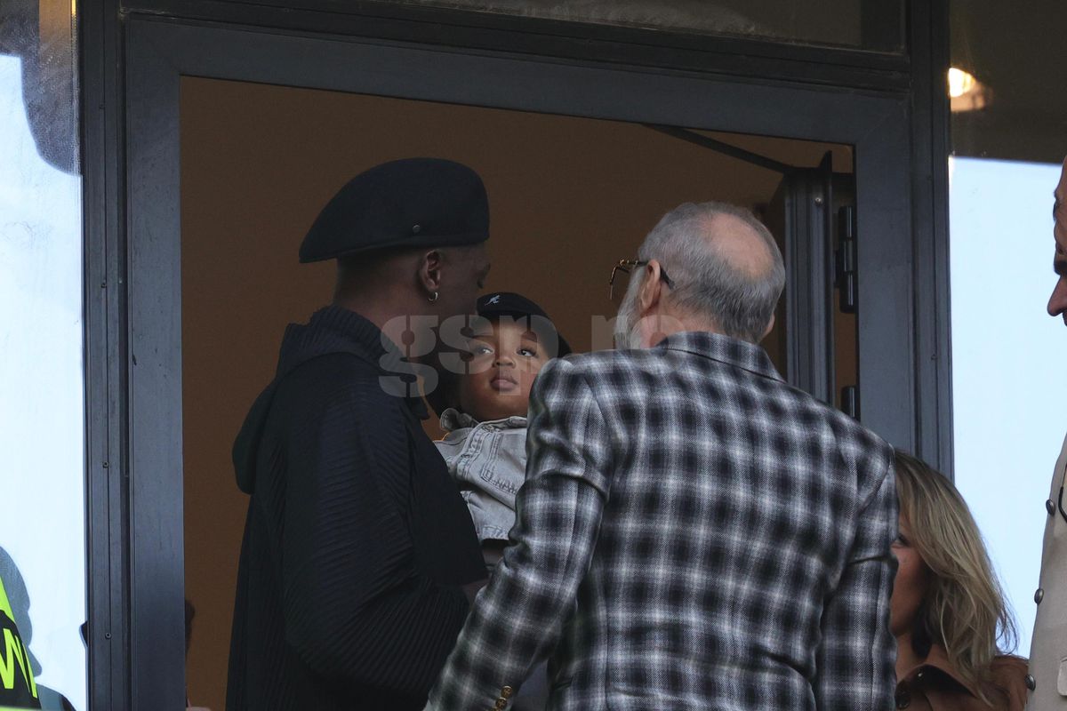 Imagini tari din loja FCSB » Interacțiune specială între Gigi Becali și copilașul lui Dawa