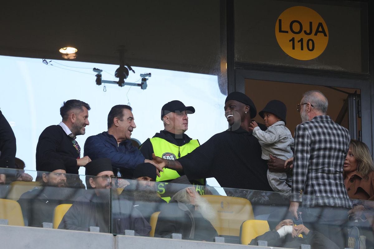 Imagini tari din loja FCSB » Interacțiune specială între Gigi Becali și copilașul lui Dawa