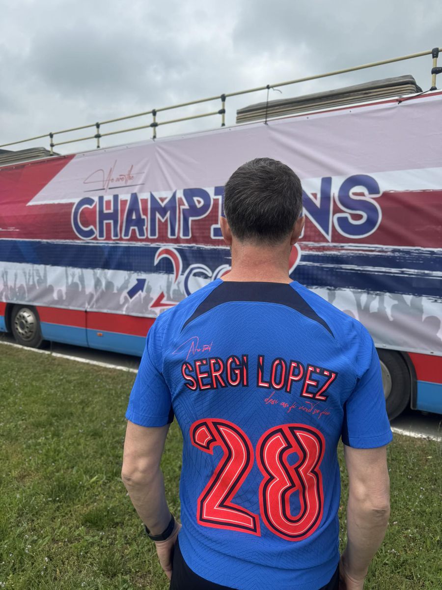 Fotografia postată de Mihai Stoica înainte de FCSB - Universitatea Craiova Mihai Stoica și-a făcut tricou cu „Sergi Lopez” » Detaliile inedite observate în imaginea postată înainte de FCSB - Universitatea Craiova