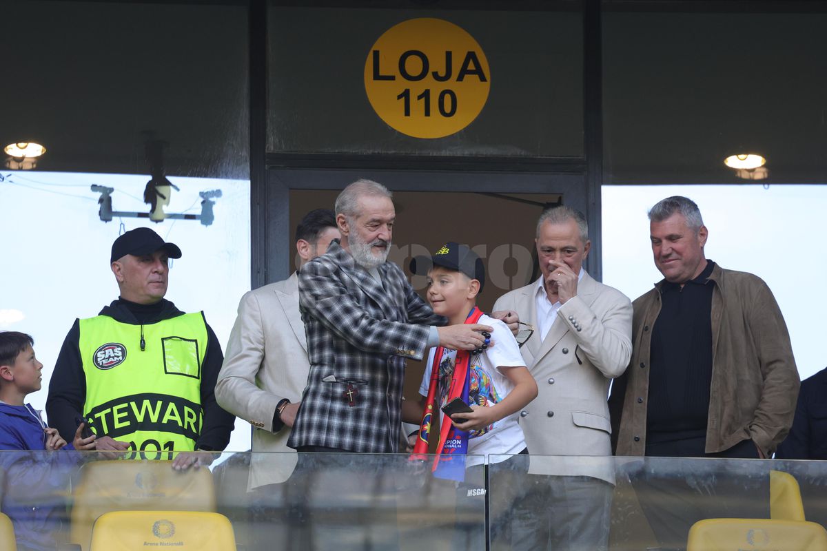 Imagini tari din loja FCSB » Interacțiune specială între Gigi Becali și copilașul lui Dawa