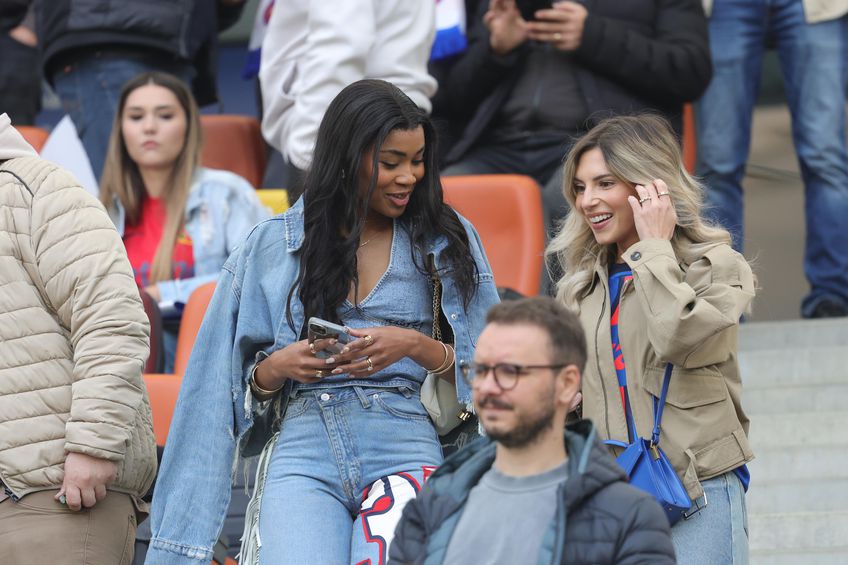 GALERIE FOTO Soția lui Ngezana, vestimentație cu un detaliu inedit la FCSB - Universitatea Craiova