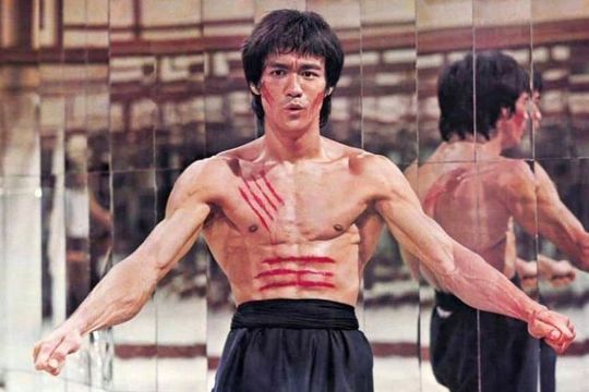 Programul de antrenament al legendarului maestru de arte marțiale și actor Bruce Lee a devenit viral pe internet. A fost publicat întregul set de exerciții pe care Lee îl practica la sala Hak Keung din Hong Kong.