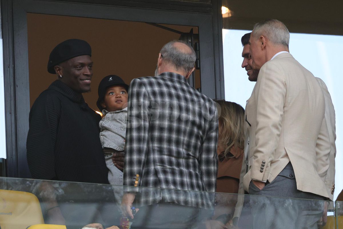 Imagini tari din loja FCSB » Interacțiune specială între Gigi Becali și copilașul lui Dawa