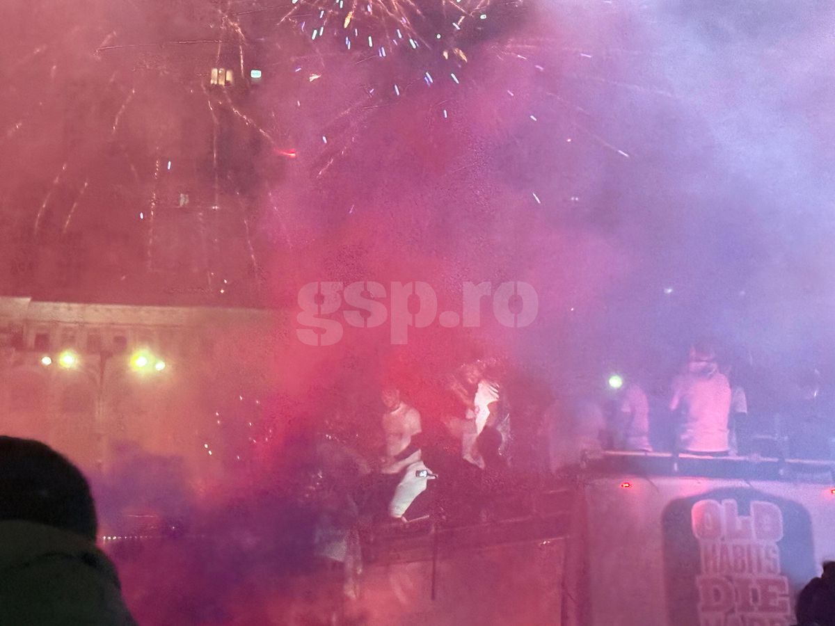 FCSB, torțe și artificii în Piața Constituției