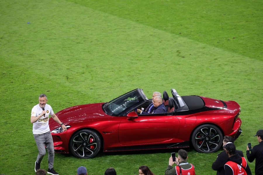 Imagini antologice » FCSB a primit trofeul de campioană