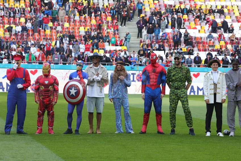 GALERIE FOTO Rusescu a găsit un costum mai puțin inspirat la petrecerea FCSB-ului: „Cred că a lipsit de la ședință. El așa se îmbracă în viața de zi cu zi”