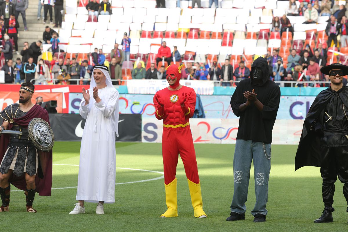Jucătorii FCSB au venit deghizați în personaje din desenele animate, imagini de pe gazon