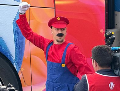 Imagini fabuloase » Jucătorii campioanei FCSB s-au deghizat pentru petrecerea de titlu
