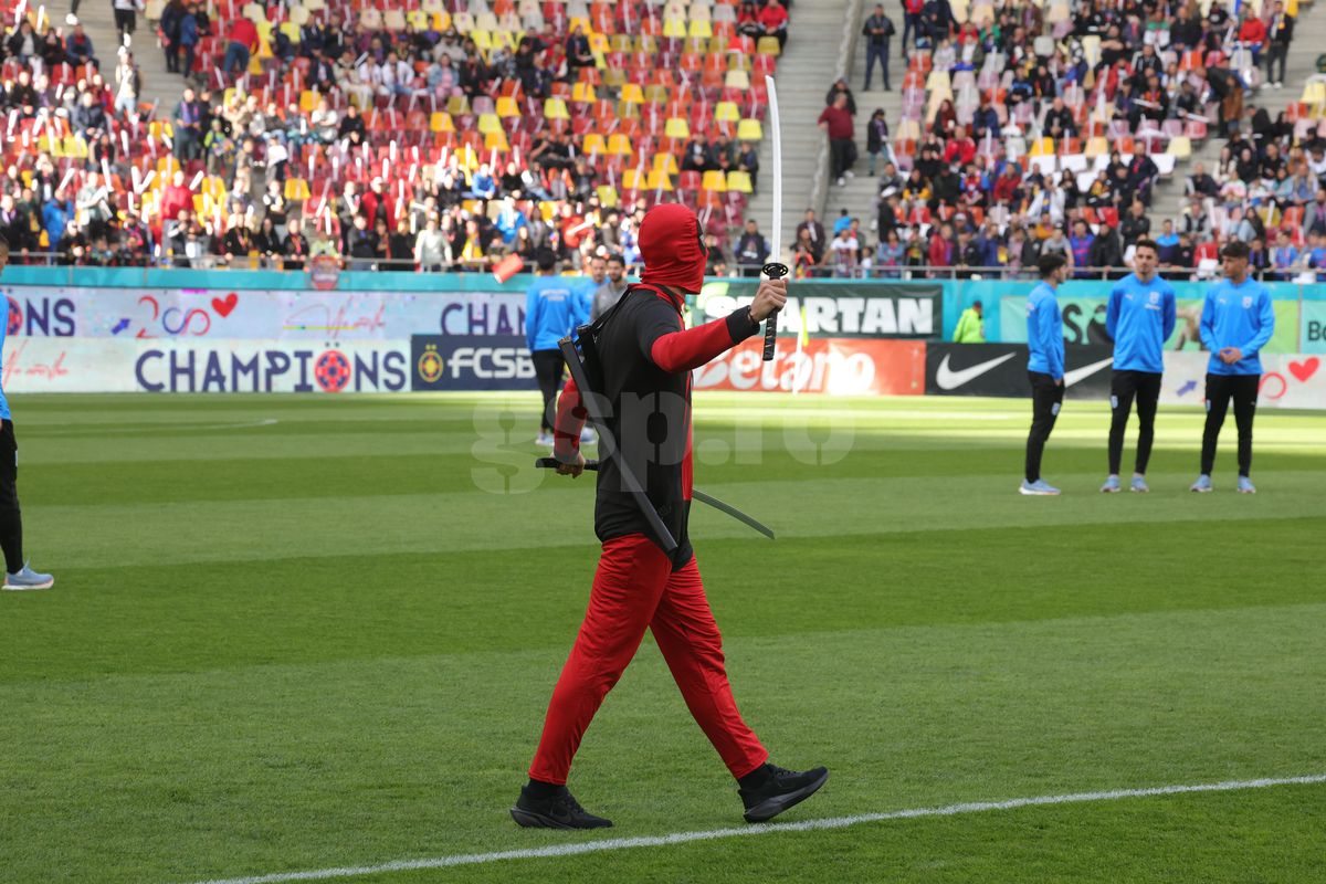 Jucătorii de la FCSB deghizați pe gazon/ foto: Ionuț Iordache GSP