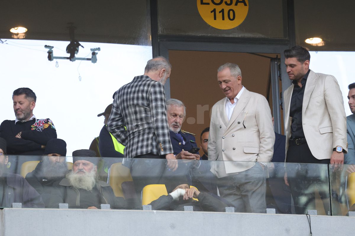 Imagini tari din loja FCSB » Interacțiune specială între Gigi Becali și copilașul lui Dawa