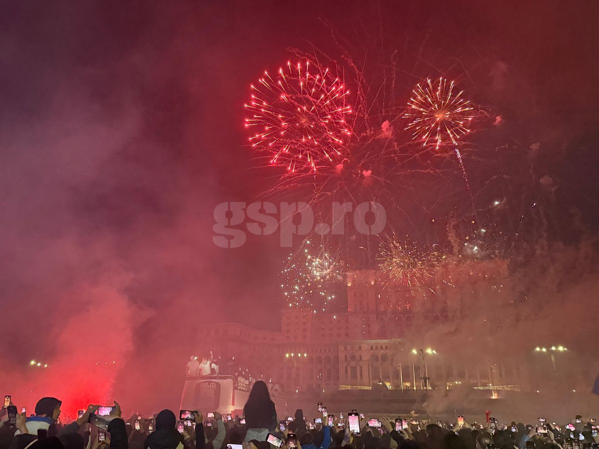 FCSB, torțe și artificii în Piața Constituției