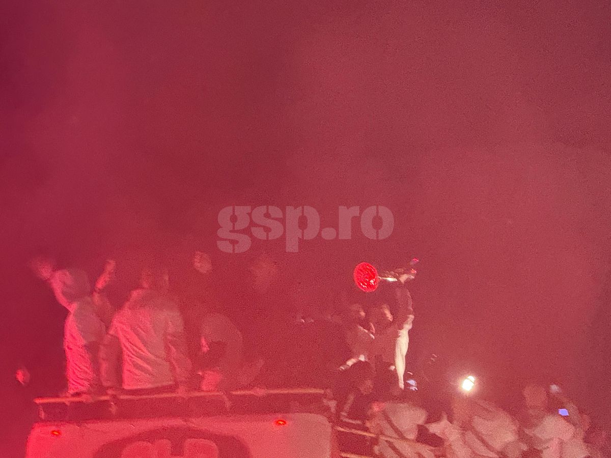 FCSB, torțe și artificii în Piața Constituției