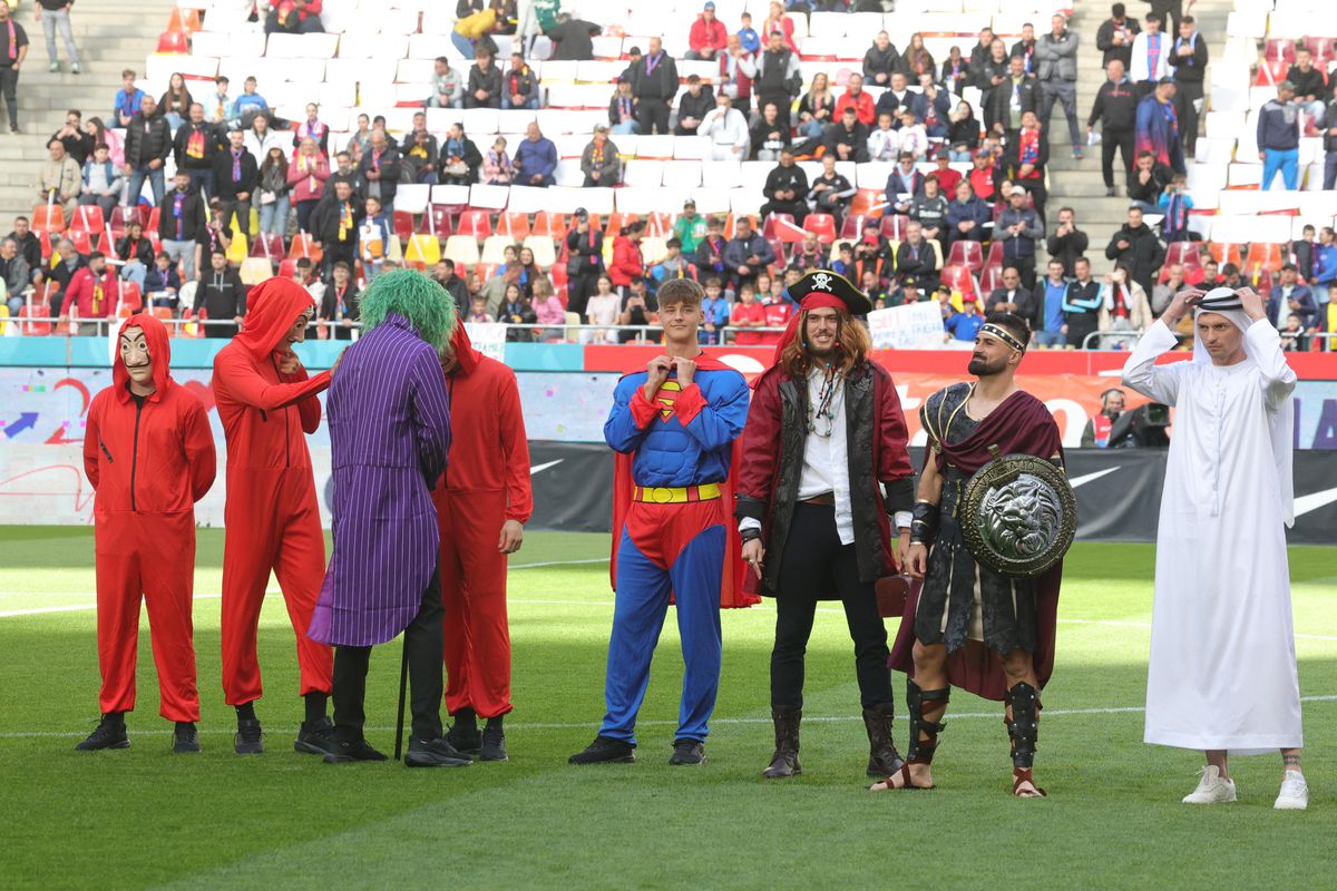 Jucătorii FCSB au venit deghizați în personaje din desenele animate, imagini de pe gazon
