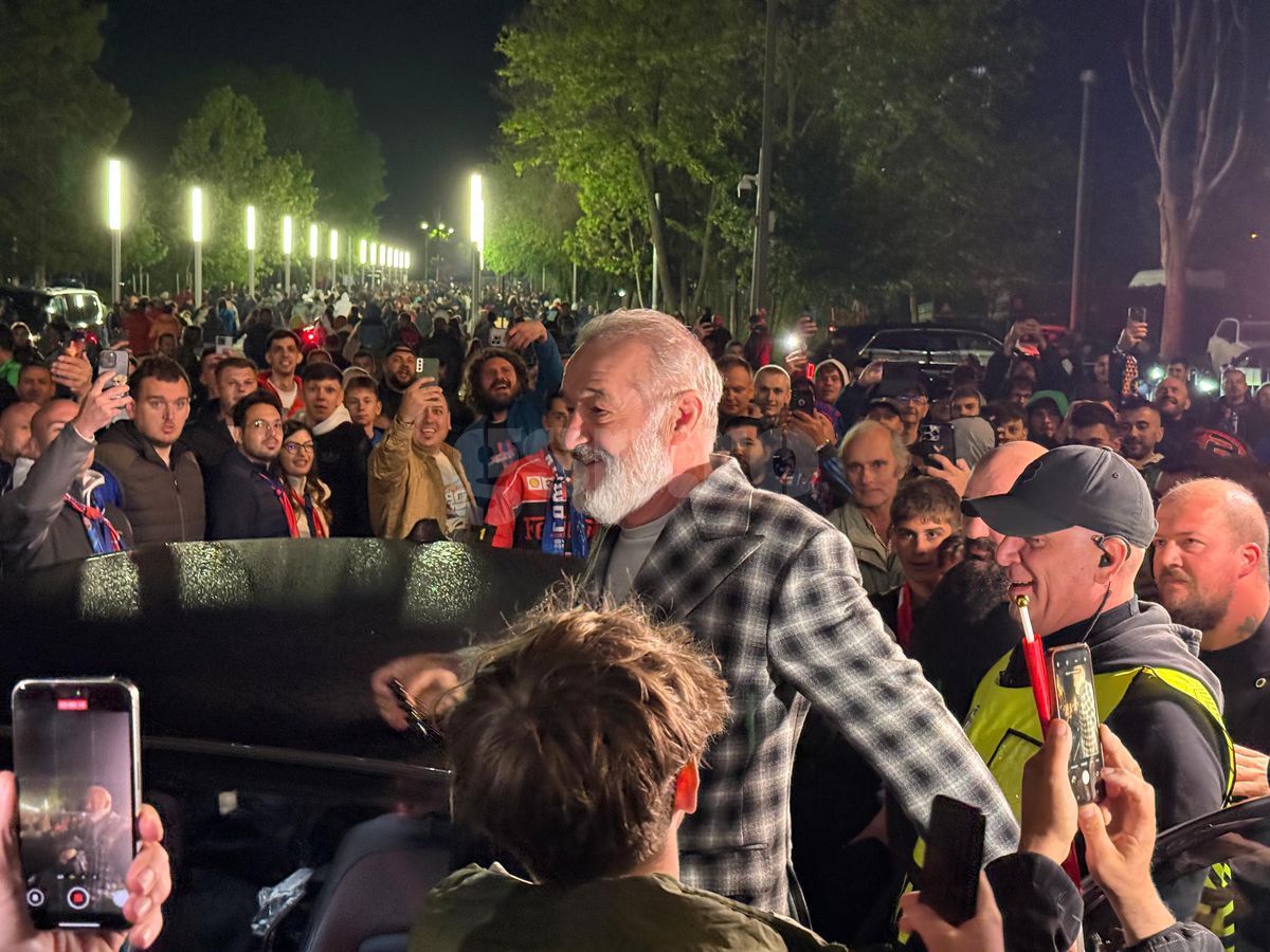 „Sus, nea Gigi!” » Imagini din alte vremuri la Arena Națională! Becali s-a urcat pe mașină